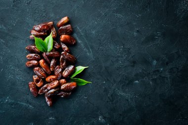 Siyah bir arka plan üzerinde kuru tarih. Üst te. Metniniz için boş alan.