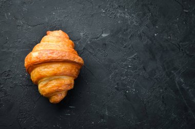 Siyah zeminli kruvasanlar. Üst te. Metniniz için boş alan.