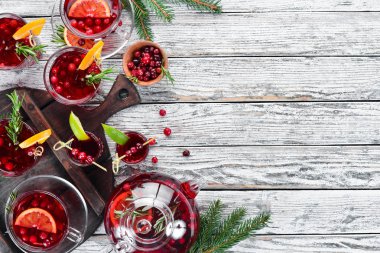 Kızılcık suyu ve içecekler. Kızılcık, limon, biberiye. Beyaz bir arka plan üzerinde. Üst te. Metniniz için boş alan.