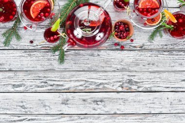 Kızılcık suyu ve içecekler. Kızılcık, limon, biberiye. Beyaz bir arka plan üzerinde. Üst te. Metniniz için boş alan.