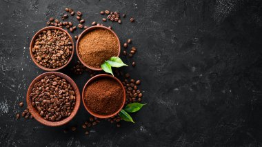 Öğütülmüş kahve ve kahve çekirdekleri. Siyah bir arka plan üzerinde kahve çeşitleri nin çeşitleri. Üst te. Metniniz için boş alan.