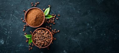 Öğütülmüş kahve ve kahve çekirdekleri. Siyah bir arka plan üzerinde kahve çeşitleri nin çeşitleri. Üst te. Metniniz için boş alan.