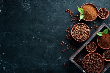 Öğütülmüş kahve ve kahve çekirdekleri. Siyah bir arka plan üzerinde kahve çeşitleri nin çeşitleri. Üst te. Metniniz için boş alan.