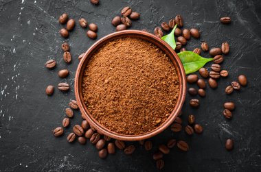 Öğütülmüş kahve ve kahve çekirdekleri. Siyah bir arka plan üzerinde kahve çeşitleri nin çeşitleri. Üst te. Metniniz için boş alan.