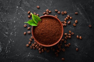 Öğütülmüş kahve ve kahve çekirdekleri. Siyah bir arka plan üzerinde kahve çeşitleri nin çeşitleri. Üst te. Metniniz için boş alan.