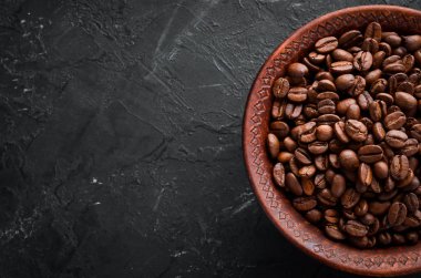 Öğütülmüş kahve ve kahve çekirdekleri. Siyah bir arka plan üzerinde kahve çeşitleri nin çeşitleri. Üst te. Metniniz için boş alan.