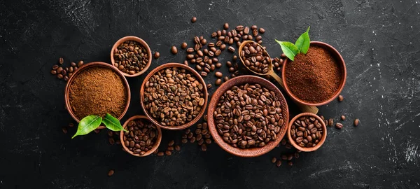 Gemahlener Kaffee Und Kaffeebohnen Sortiment Kaffeesorten Auf Schwarzem Hintergrund Ansicht — Stockfoto
