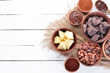 Çikolata, kakao çekirdeği, kakao yağı. Çikolata Arka Plan Üst görünümü. Ücretsiz kopyalama alanı.