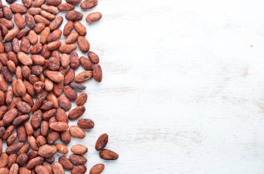 Beyaz arka planda kakao çekirdekleri. Üst te. Ücretsiz kopyalama alanı.