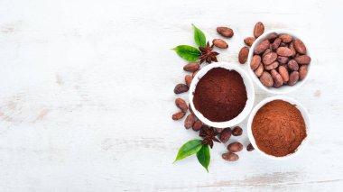 Kakao çekirdekleri, kakao tozu koyu ve açık. Beyaz bir arka plan üzerinde. Üstte görüntü.