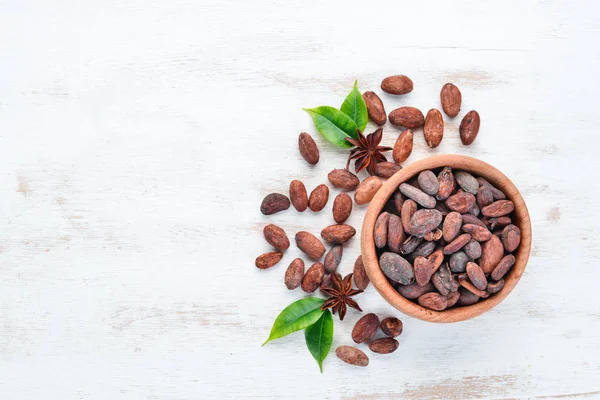 Frijoles Cacao Tazón Sobre Fondo Madera Blanca Vista Superior Espacio —  Fotos de Stock