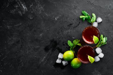 Alkollü İçecek Rom, siyah taş arka plan üzerinde kireç ve nane. Üst te. Metniniz için boş alan.