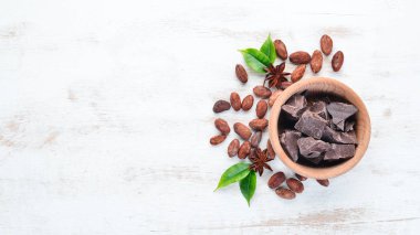 Eski arka planda bir kase de koyu çikolata. Üst te. Ücretsiz kopyalama alanı.