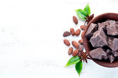 Eski arka planda bir kase de koyu çikolata. Üst te. Ücretsiz kopyalama alanı.