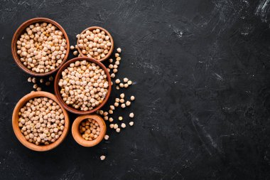 Ham Türk Bezelyesi. Somun. Siyah bir arka plan üzerinde. Üst te. Ücretsiz kopyalama alanı.