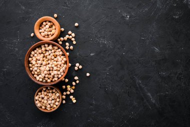 Ham Türk Bezelyesi. Somun. Siyah bir arka plan üzerinde. Üst te. Ücretsiz kopyalama alanı.