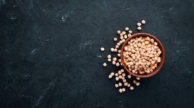 Ham Türk Bezelyesi. Somun. Siyah bir arka plan üzerinde. Üst te. Ücretsiz kopyalama alanı.