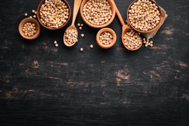 Ham Türk Bezelyesi. Somun. Siyah bir arka plan üzerinde. Üst te. Ücretsiz kopyalama alanı.