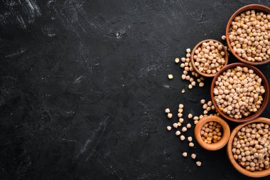 Ham Türk Bezelyesi. Somun. Siyah bir arka plan üzerinde. Üst te. Ücretsiz kopyalama alanı.