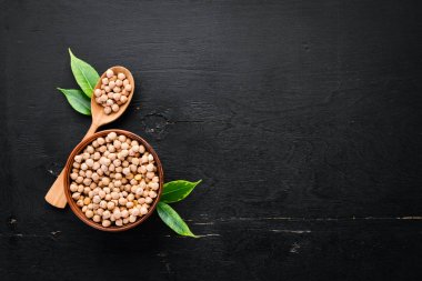 Ham Türk Bezelyesi. Somun. Siyah bir arka plan üzerinde. Üst te. Ücretsiz kopyalama alanı.