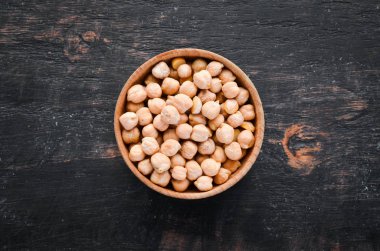 Ham Türk Bezelyesi. Somun. Siyah bir arka plan üzerinde. Üst te. Ücretsiz kopyalama alanı.