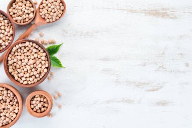 Türk bezelyesi. Nutt Beyaz bir arka plan üzerinde. Üst te. Ücretsiz kopyalama alanı.