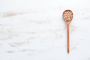 Türk bezelyesi. Nutt Beyaz bir arka plan üzerinde. Üst te. Ücretsiz kopyalama alanı.