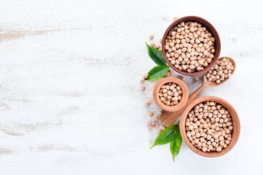 Türk bezelyesi. Nutt Beyaz bir arka plan üzerinde. Üst te. Ücretsiz kopyalama alanı.