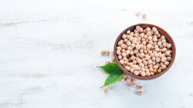 Türk bezelyesi. Nutt Beyaz bir arka plan üzerinde. Üst te. Ücretsiz kopyalama alanı.