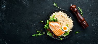 Tavuk, yumurta, aruhuloyu ve nar ile erişte. Üst te. Metniniz için boş alan.