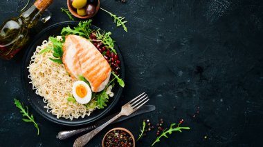 Tavuk, yumurta, aruhuloyu ve nar ile erişte. Üst te. Metniniz için boş alan.