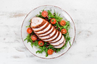 Füme tavuk fileto ve salata. Üst te. Metniniz için boş alan.