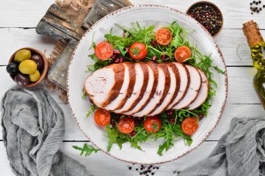 Füme tavuk fileto ve salata. Üst te. Metniniz için boş alan.