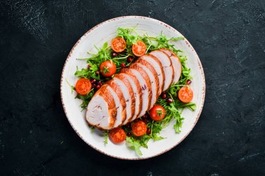 Füme tavuk fileto ve salata. Üst te. Metniniz için boş alan.