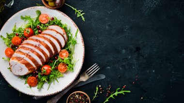 Füme tavuk fileto ve salata. Üst te. Metniniz için boş alan.