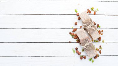 Yulaf gevreği barları. Sağlıklı atıştırmalıklar. Üst te. Metniniz için boş alan.