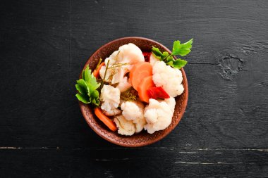 Mutfak masasında bir kase karnabahar turşusu. Lahana, karnabahar. Üst te. Metniniz için boş alan.