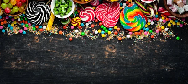 Hintergrund Aus Farbigen Bonbons Und Lutschern Süßigkeiten Auf Schwarzem Hintergrund — Stockfoto