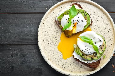 Philadelphia peynirli sandviç, avokado ve yumurta. Üst te. Metniniz için boş alan. Rustik stil.