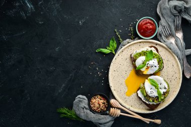 Philadelphia peynirli sandviç, avokado ve yumurta. Üst te. Metniniz için boş alan. Rustik stil.