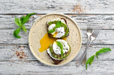 Philadelphia peynirli sandviç, avokado ve yumurta. Üst te. Metniniz için boş alan. Rustik stil.