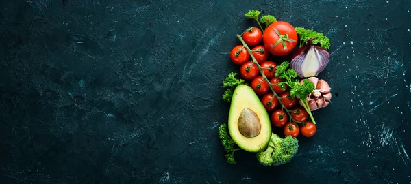 Frisches Gemüse Auf Schwarzem Hintergrund Avocados Tomaten Knoblauch Petersilie Paprika — Stockfoto