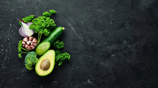 Frisches Gemüse Auf Schwarzem Hintergrund Avocados Tomaten Knoblauch Petersilie Paprika — Stockfoto