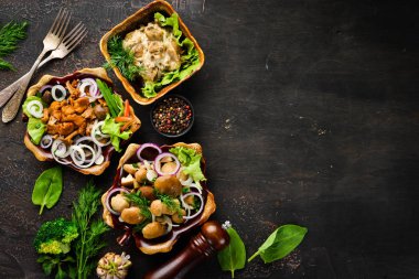 Bir tabakta soğan ve baharat ile Marine mantar ayarlayın. rustik arka plan, üst görünüm, afiş.