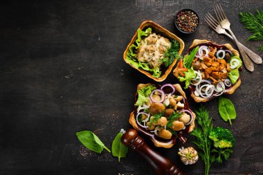 Bir tabakta soğan ve baharat ile Marine mantar ayarlayın. rustik arka plan, üst görünüm, afiş.