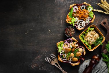 Bir tabakta soğan ve baharat ile Marine mantar ayarlayın. rustik arka plan, üst görünüm, afiş.