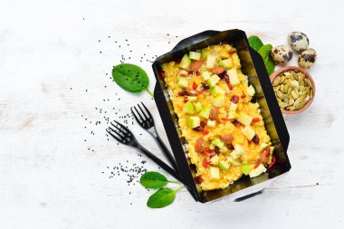 Fındık, Goji meyveleri ve elma ile Mısır lapası. Sağlıklı yemek, restoran yemeği teslimatı. Üst te. Metniniz için boş alan.