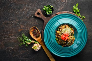 Dana eti ve sebzeli risotto. Pirinç. Tabakta. Üst te. Metniniz için boş alan. Rustik stil.