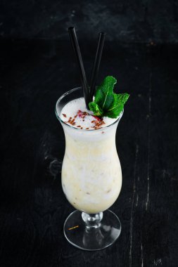 Muz ve Nane ile Süt Kokteyli. Üst te. Metniniz için boş alan. Rustik stil.