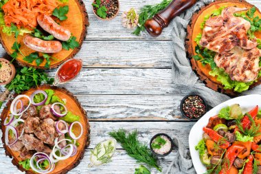 Izgara menüsü. Biftek, barbekü, sosis. Üst te. Metniniz için boş alan. Rustik stil.